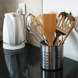 Utensil Caddy Cutlery Organizer Silverware Holder, Kitchen Cooking Utensil Crock Holder for Countertop (Black: Black)